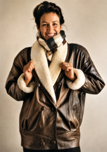 Model mit Lederjacke und Schal - Modelfotografie